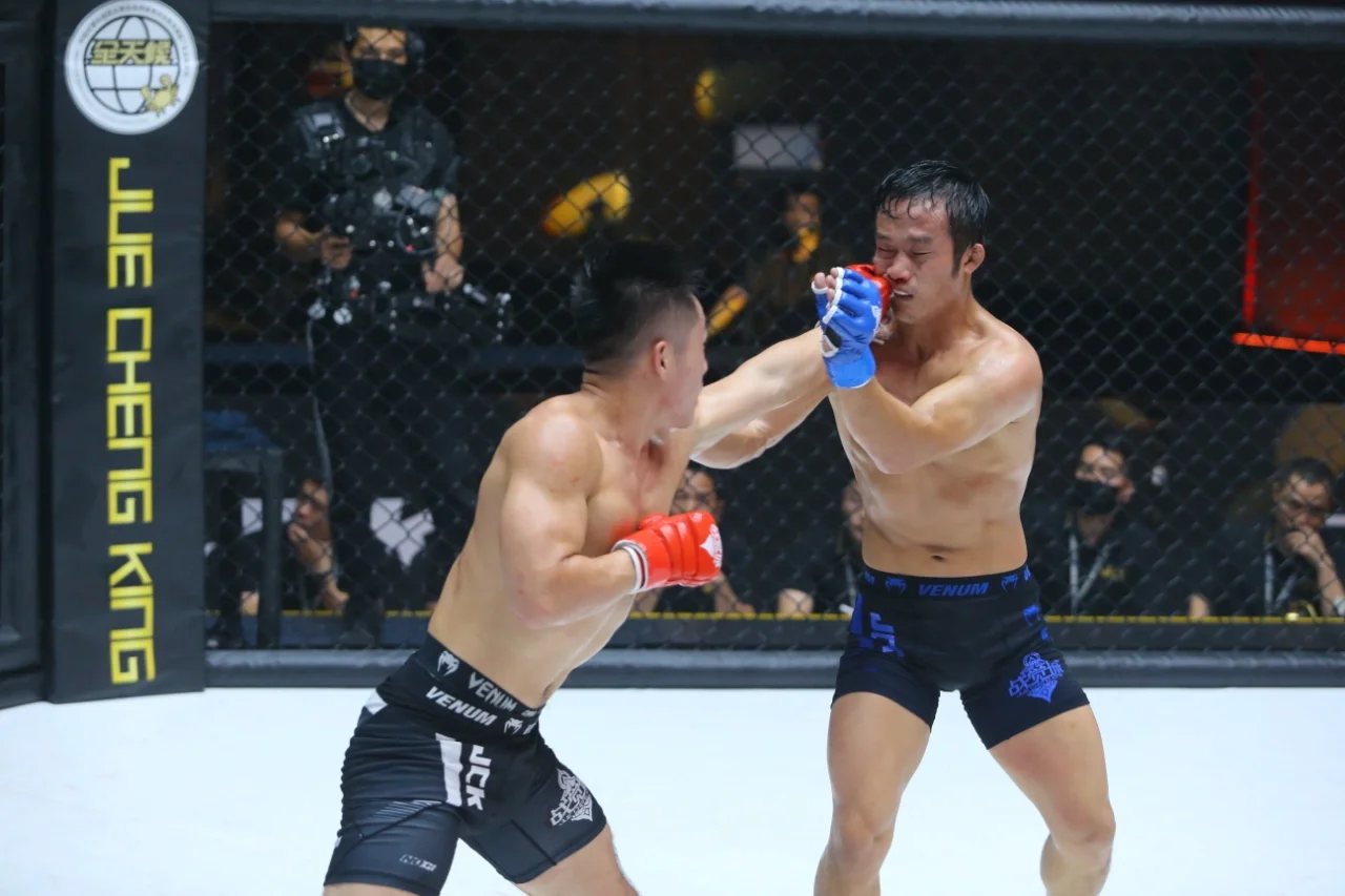 包含短道速滑赛场剑拔弩张，选手身手敏捷的词条