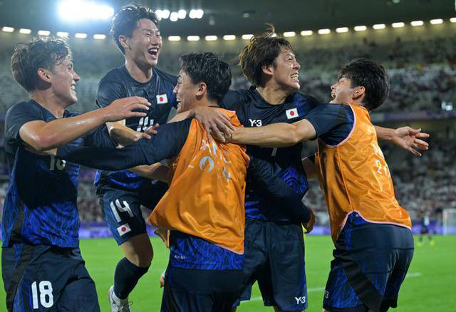 赛场盛宴：亚洲足球巅峰对决引人入胜的简单介绍